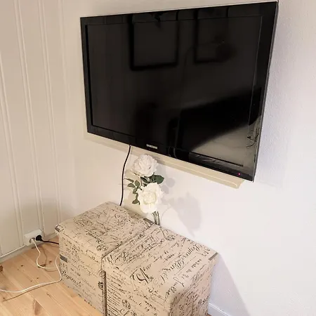 Koselig Kjellerleilighet, Gratis Parkering! *